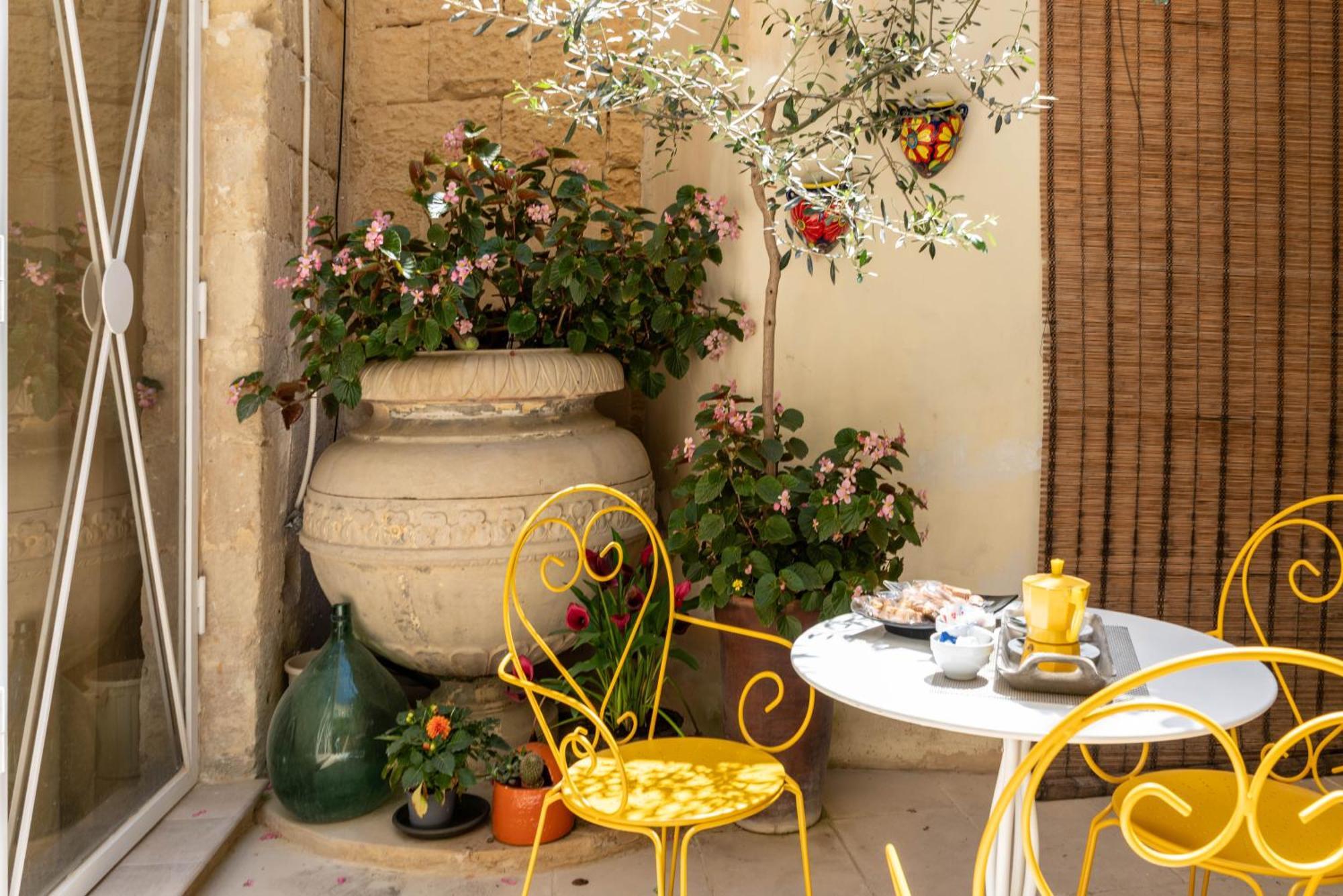 B&B Corte Dei Memoli Di Margiotta Giuseppina Lecce Buitenkant foto